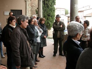 Parte del gruppo sotto il loggiato cinquecentesco del monastero di San Colombano (19843 bytes)